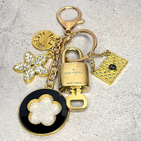 Louis Vuitton Lock & Key #321 with a Clover Charm Keychain & Gold Purse Charm - Picture 2 of 5
